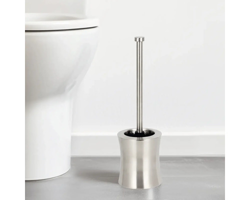 Toalettborste i metall med hållare bredvid toalett