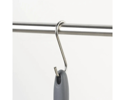 Metallisk S-krok hänger på en stång