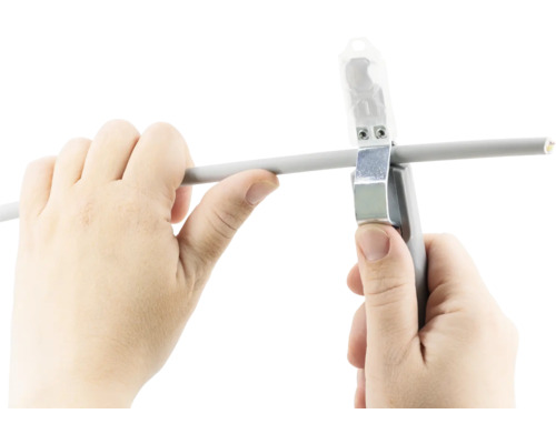 En kabelavisolerare används på en kabel.