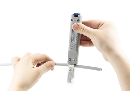 Skalverktyg används för att ta bort isoleringen från en kabel