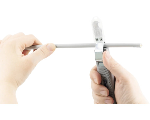 Två händer använder en kabelisolerare på en kabel.