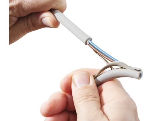 Skala en elektrisk kabel med en hand