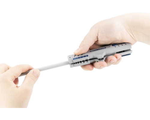 Använda ett avisoleringsverktyg för att skala en kabel