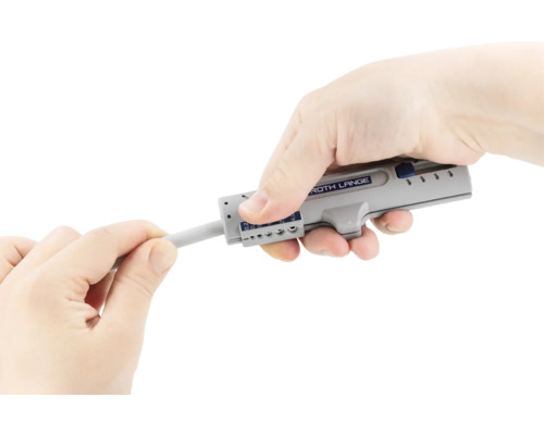 Person använder en kabelavisolerare för att avisolera en kabel.