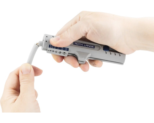 Skaltång med kabel i handen