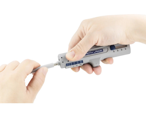 Hand håller momentnyckel