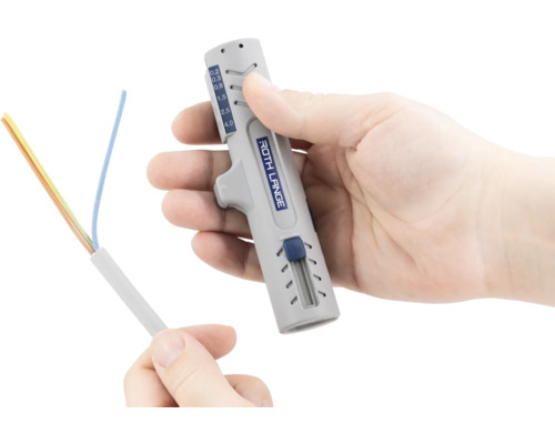 Person som använder en avisoleringstång för att skala en kabel