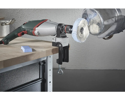 En borr med poleringsfäste och bordsfäste används för att polera en gryta.