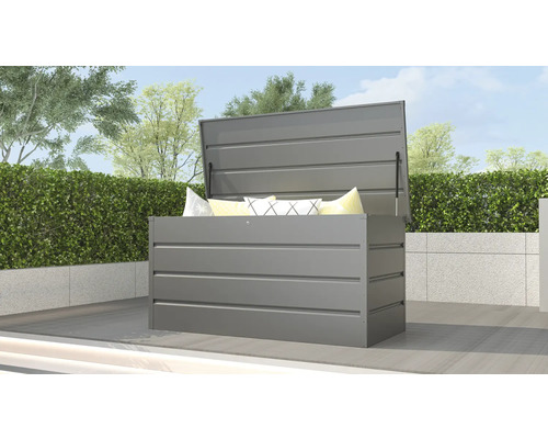 Öppen grå förvaringslåda med kuddar i trädgården