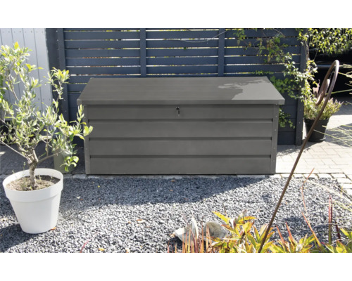 Trädgårdsscen med en grå förvaringslåda för utomhusbruk.
