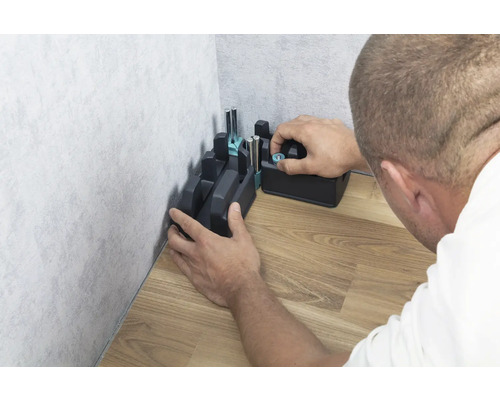 En geringslåda fästs i ett hörn på ett trägolv.