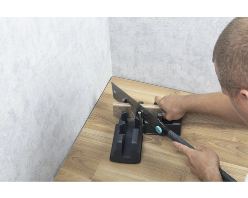 Handsåg med geringslåda som sågar en bit trä