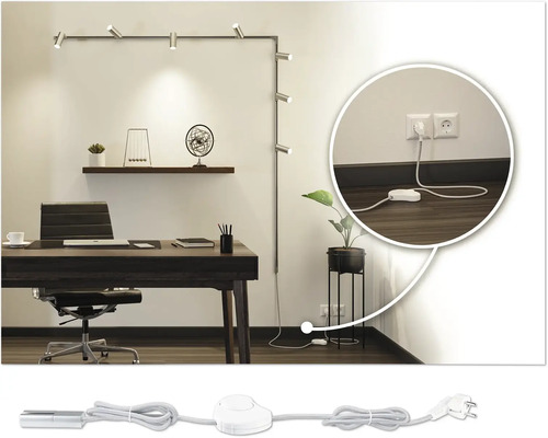 Kontor med skrivbord, kontorsstol, hyllor och en väggmonterad skenspotlight med uttag