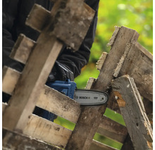 Batteridriven motorsåg som sågar träpallar