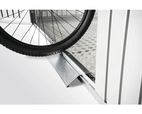 Närbild av ett cykeldäck på en räfflad metallramp