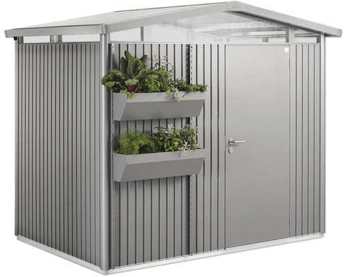 Redskapsbod med dörr och två planterade blomlådor