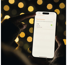 Smartphone med app öppen för att styra julbelysning