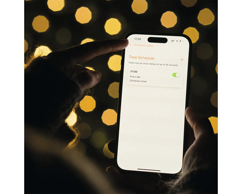 Smartphone med app öppen för att styra julbelysning