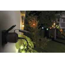 Utomhusuttag med ansluten kontakt i trädgården