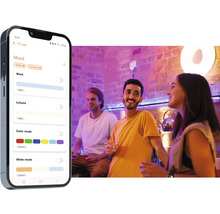 Smartphone med belysningsapp i en bar med människor