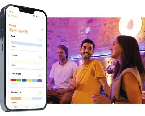 Scen med en smartphoneapp för att styra belysningen i ett rum med människor
