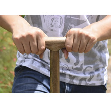 Närbild av en person som håller i ett spadhandtag med trähandtag