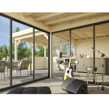 Ljus trädgårdssau med terrassvy, grill och musikhörna