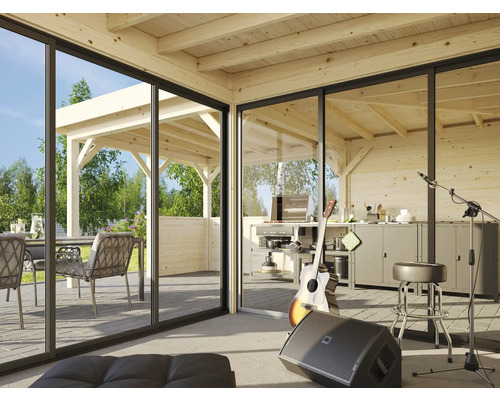 Ljus trädgårdssau med terrassvy, grill och musikhörna