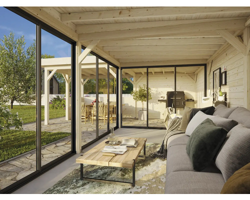 Ljus veranda med sittgrupp, grill och tillgång till trädgården genom glasskjutdörrar