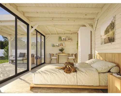 Ljust trähus med sovrum, matplats och terrass bakom stora glasskjutdörrar