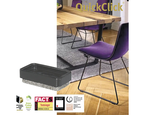 Scen med ett grått bordsstativ med filttassar och en matsal i bakgrunden.