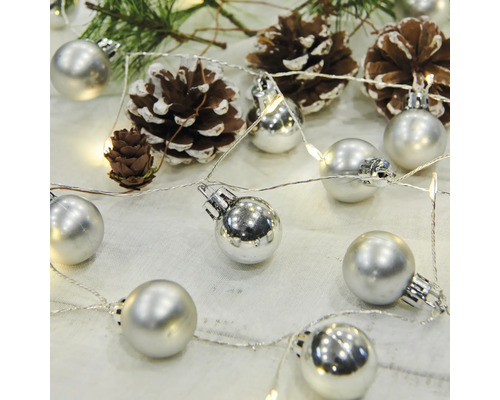 Ljusslinga med silverkulor och tallkottar