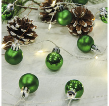 Gröna julgranskulor med tallkottar och ljusslinga