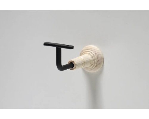 Gardinstångshållare av trä med svart metallfäste