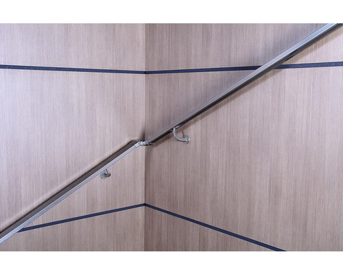 Metallräcke på en vägg