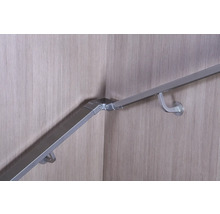 Monterade trappräcken på en vägg