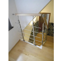 Trapphus med trätrappa och räcke i rostfritt stål