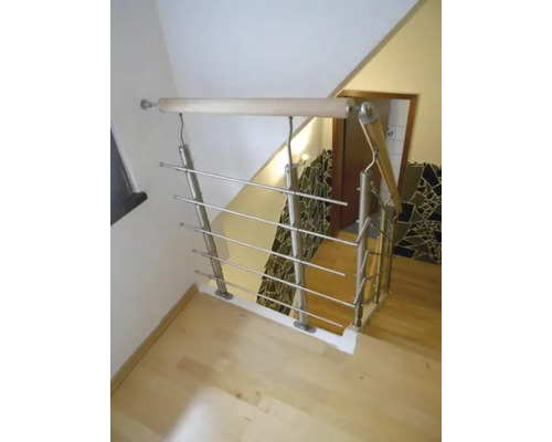 Trapphus med trätrappa och räcke i rostfritt stål