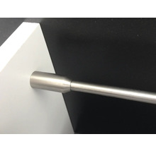 Metallstång på en vit yta