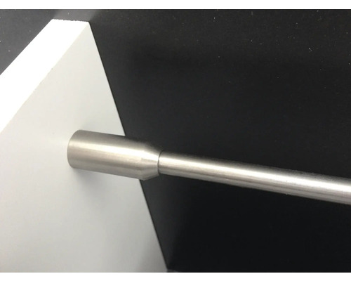 Metallstång på en vit yta