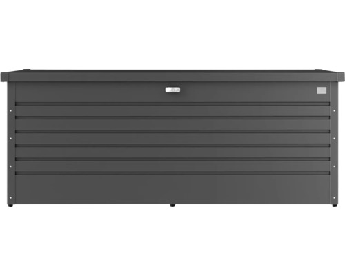 Grå trädgårdslåda för förvaring av trädgårdsredskap och dynor till trädgårdsmöbler.