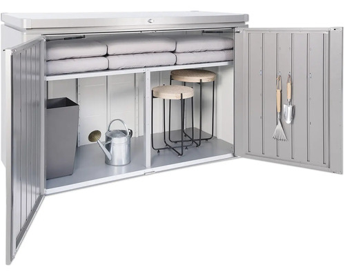 Öppet redskapsskåp med trädgårdsredskap, stolar och kuddar