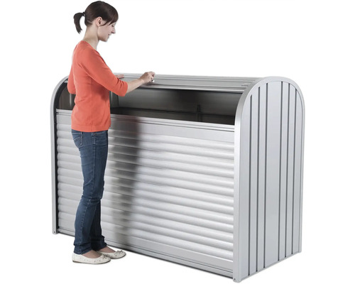 Kvinna öppnar en trädgårdsbox med rulljalusi