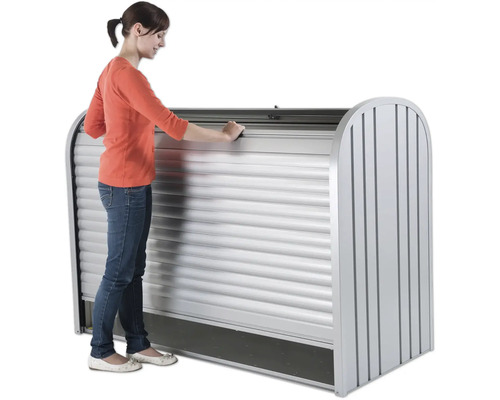 Kvinna öppnar ett rullskåp för utomhusbruk