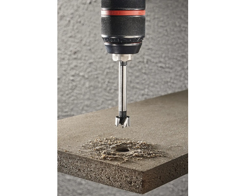 Forstnerborr borrar ett hål i en träskiva