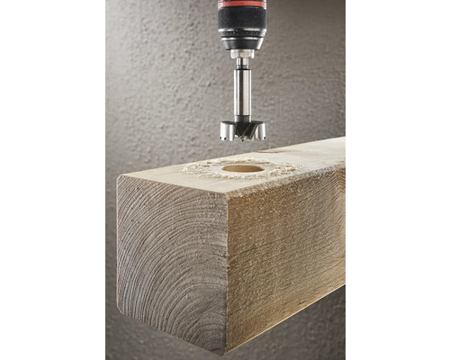 Forstnerborr som borrar ett hål i en träbit