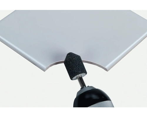 Borrkrona bearbetar kakelkant