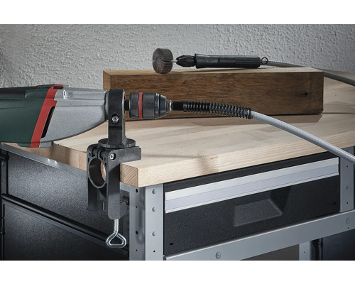 Borrmaskin med bordsfäste och flexibel axel på en arbetsbänk