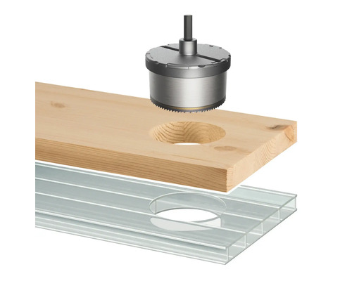 Hålsåg borrar hål i träbräda över kanalplast