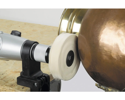 Polermaskin med poleringstillbehör som polerar ett metallföremål